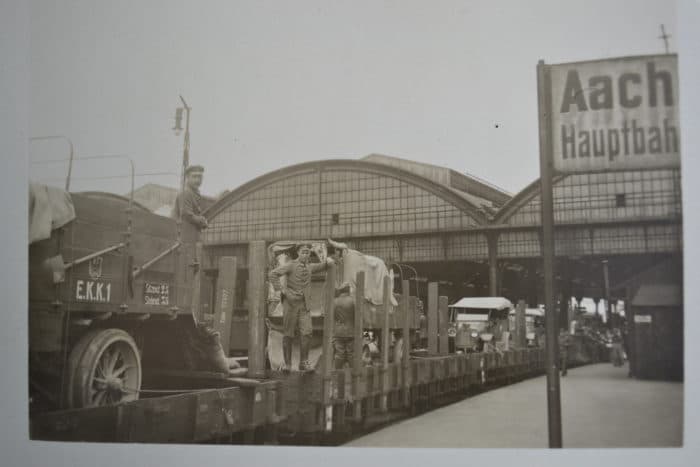 Militärtransport verlässt den Aachener Hauptbahnhof, Datierung unbekannt